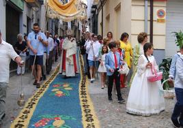 Procesión del Corpus el pasado año por la calle Damas, adornada con tapices de serrín multicolor.