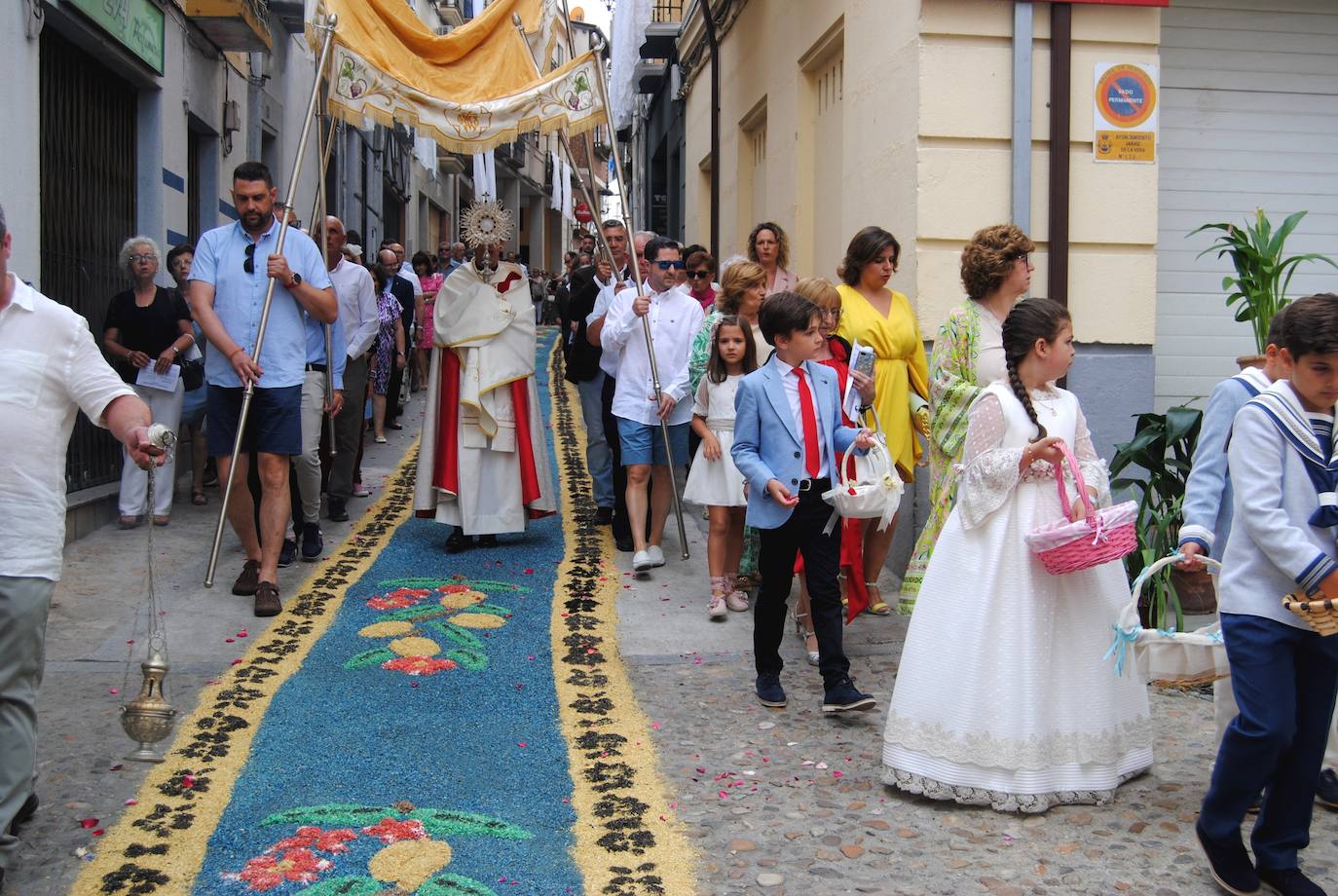 Procesión del Corpus el pasado año por la calle Damas, adornada con tapices de serrín multicolor.