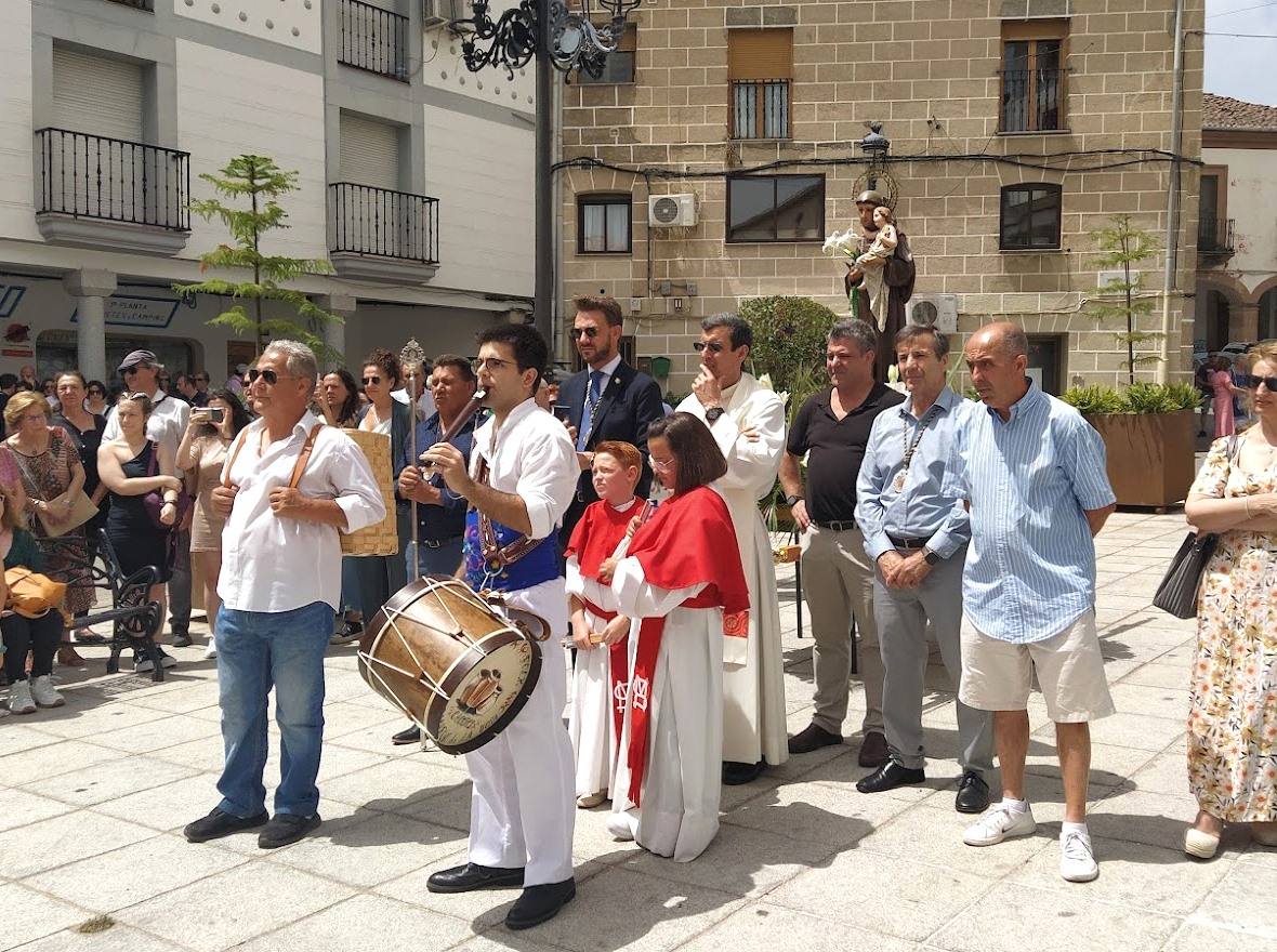 Los bailadores anuncian por las calles las fiestas de San Antonio
