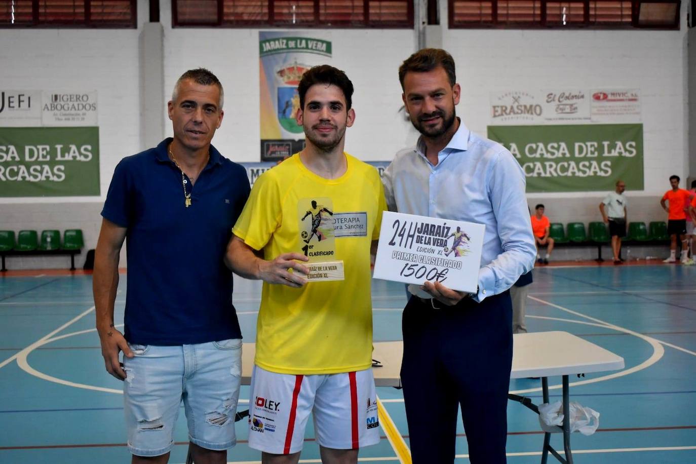 Entrega de premios por parte de Alan Otero y Luis Miguel Núñez.
