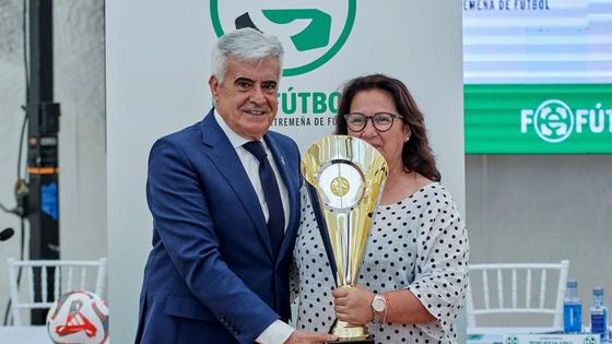La Federación Extremeña entrega al Jaraíz el trofeo de campeón de liga