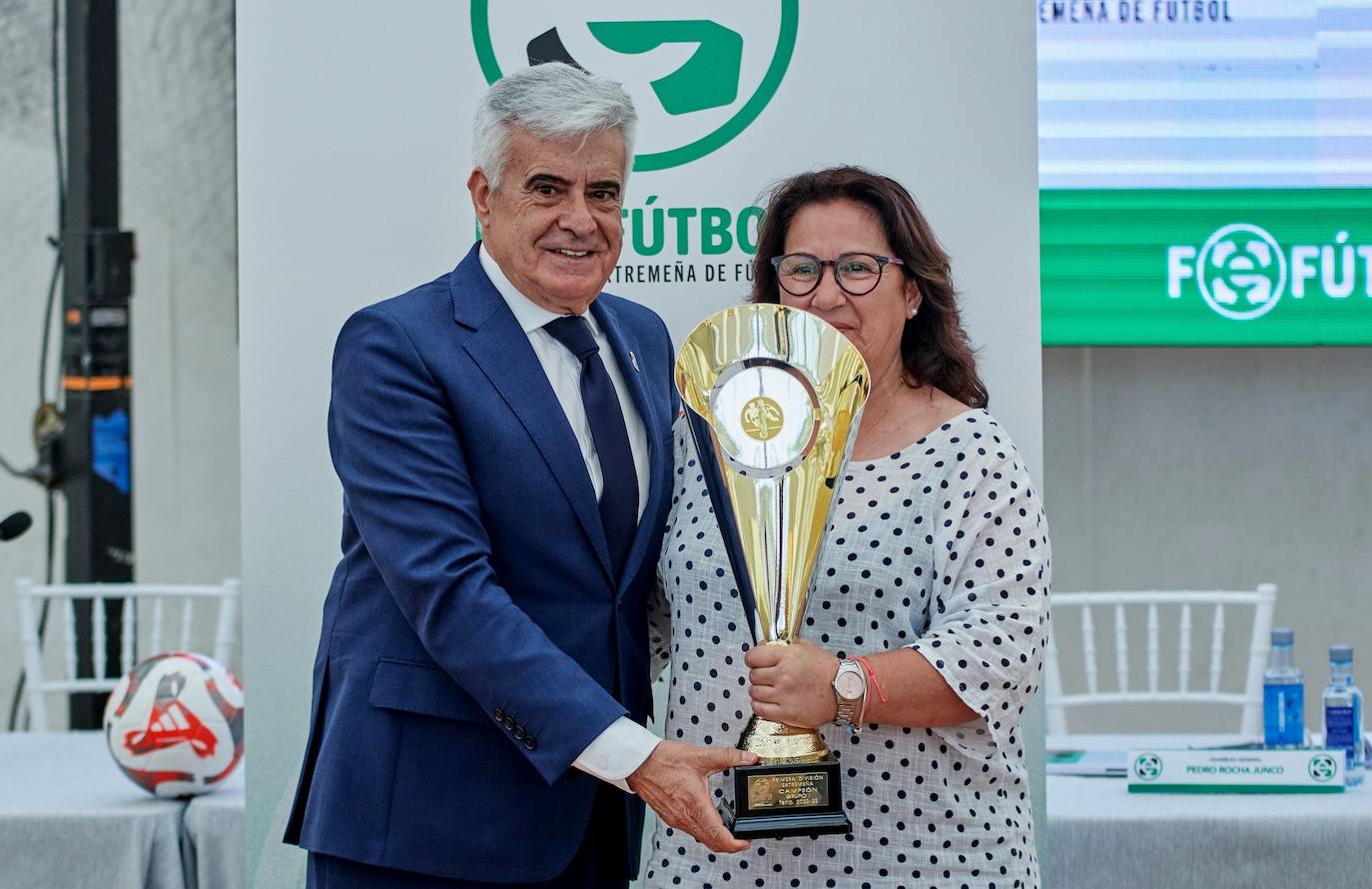 La Federación Extremeña entrega al Jaraíz el trofeo de campeón de liga