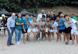 Jugadores, responsables del equipo con Jorge Hernández, Cintia Gómez y Luis Miguel Núñez mostrando el trofeo de campeones de Extremadura de fúbol playa.