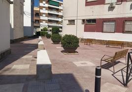 Patio delantero incorporado al viario público y preparado para el esparcimiento.