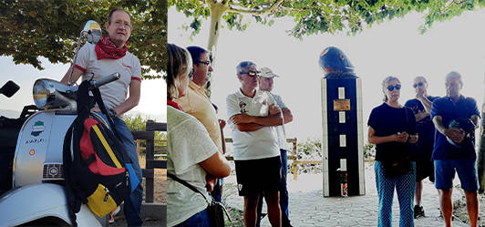 Victor Paz subido en su vespa y asistentes al emotivo acto, en el monumento a los moteros fallecidos, ubicado en el mirador de Gredors.