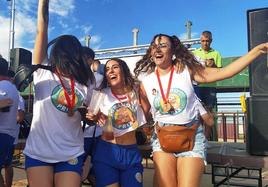 Repisos, ganadora en grupal, la peña triunfadora del Carnaval de verano de 2023.