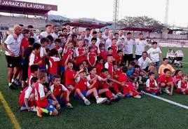 La plantilla del Jaraíz, con los jugadores del equipo absoluto y categorás inferiores celebrando el ascenso a Tercera División