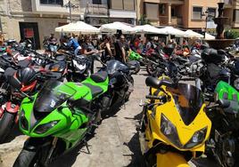 La plaza de Santa Ana, al mediodía, llena de motos.