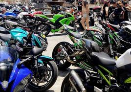 Motos aparcadas en la plaza de Santa Ana, uno de los puntos concurridos de la concentración.