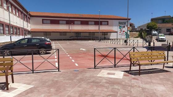 La urbanización del patio delantero del César Carlos I se completa con un aparcamiento público