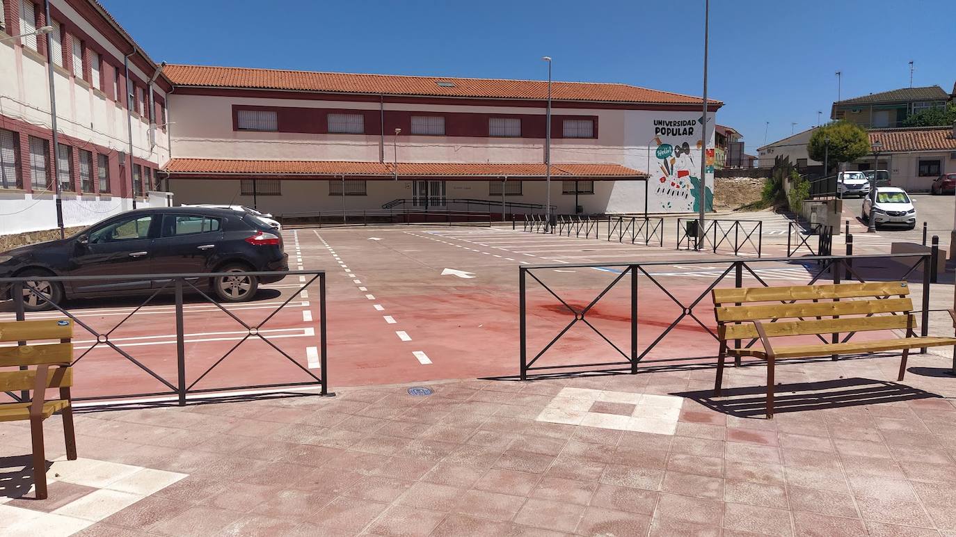 Aparcamiento habilitado en el patio delantero.