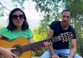 Nerea tocando la guitarra y Berti la caja.