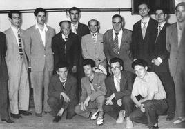 Julio Romero el primero por la derecha con otros jugadores y el alcalde, Albino Fernández, al término de un campeonato.