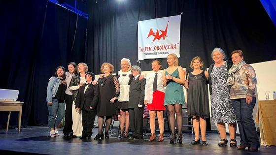 El grupo de teatro de Mujer jaraiceña representa la comedia '¡Anda, mi madre!'