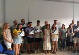 Los premiados en la XXXII edición con las autoridades y familiares de Julio Romero.