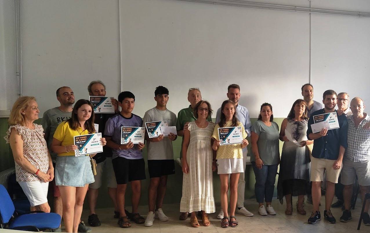 Los premiados en la XXXII edición con las autoridades y familiares de Julio Romero.