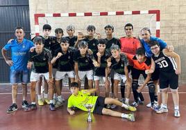 Los jugadores y técnicos con el trofeo de campeones celebran otro triunfo más este verano.