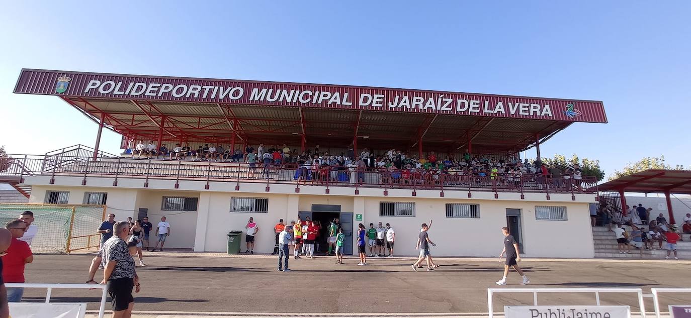 La tribuna norte con cubierta, el ll de agosto, el día de su puesta en servicio.