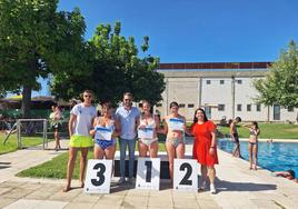 Las premiadas, en la categoría de Veteranas A, muestran los diplomas acreditativos