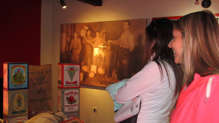 Dos turistas recorriendo una de las salas de museo, ubicado en el palacete del obispo Manzano.