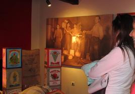 Dos turistas recorriendo una de las salas de museo, ubicado en el palacete del obispo Manzano.