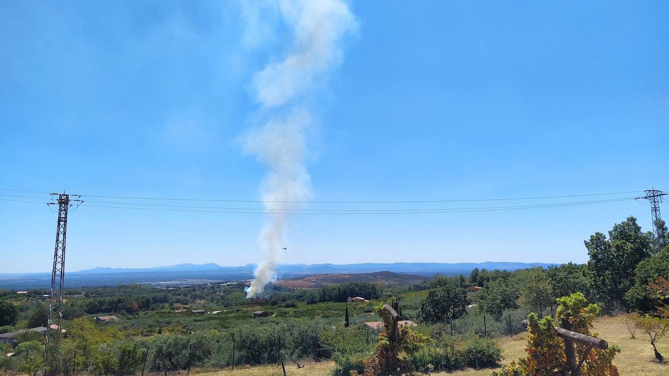 Un helicóptero apagando el fuego.