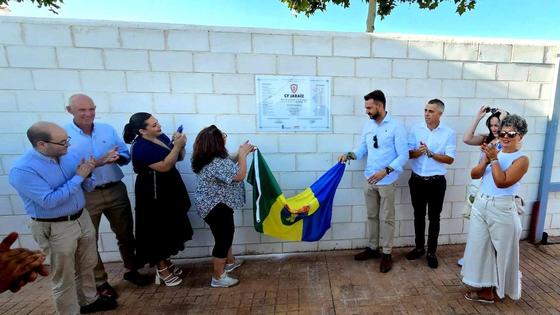 El polideportivo municipal luce una placa por el ascenso del Jaraíz a Tercera División