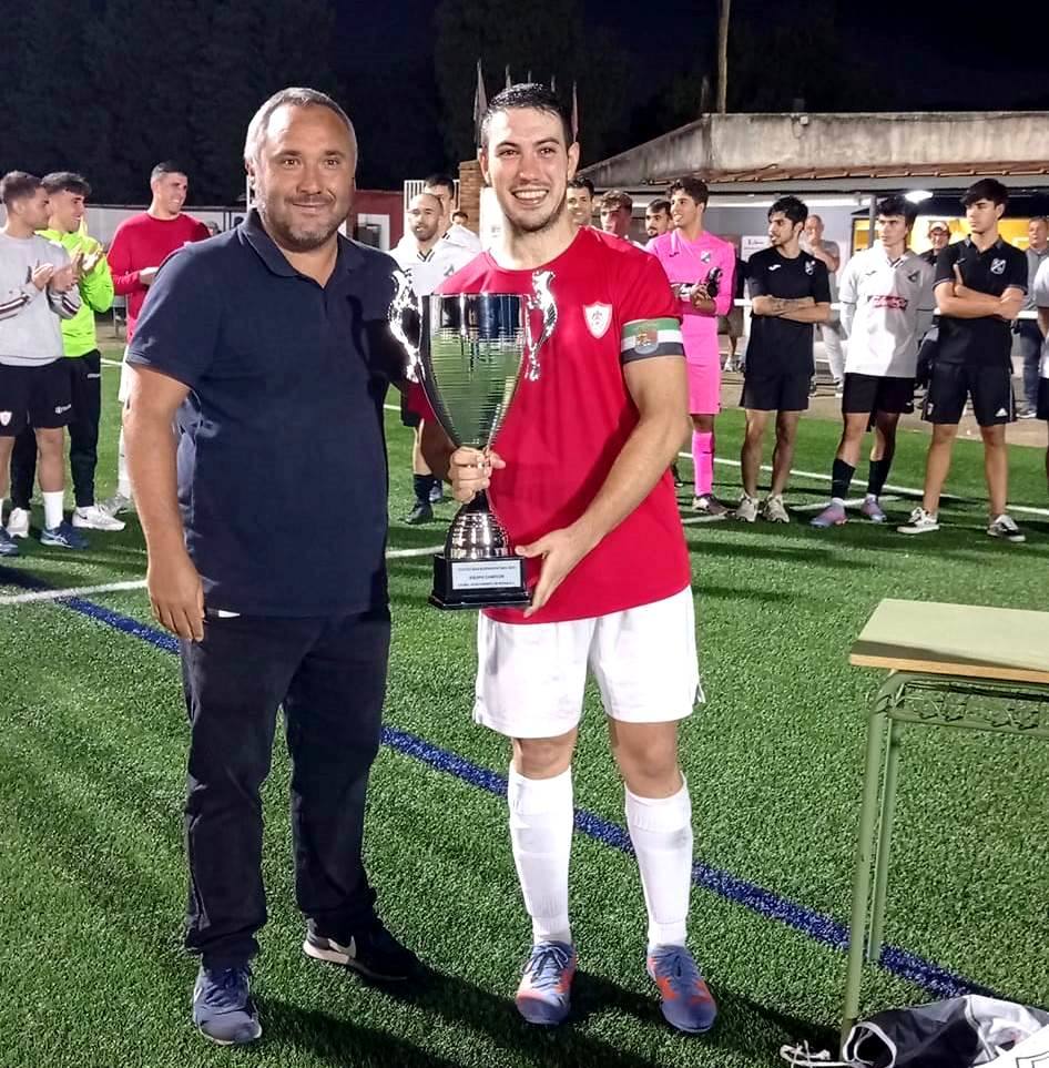El capitán jaraiceño, Seta, recibiendo la copa.