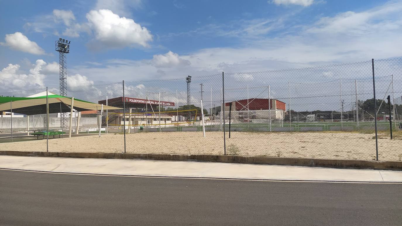 El Ayuntamiento realizará el cerramiento de la pista de vóley playa y unos aseos en el escenario