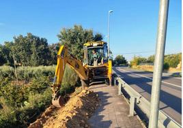 Una excavadora realizando los movimientos de tierra.