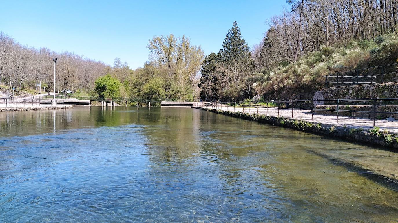 Piscina natural del Lago, destino de la ruta senderista de Pimentón Folk.