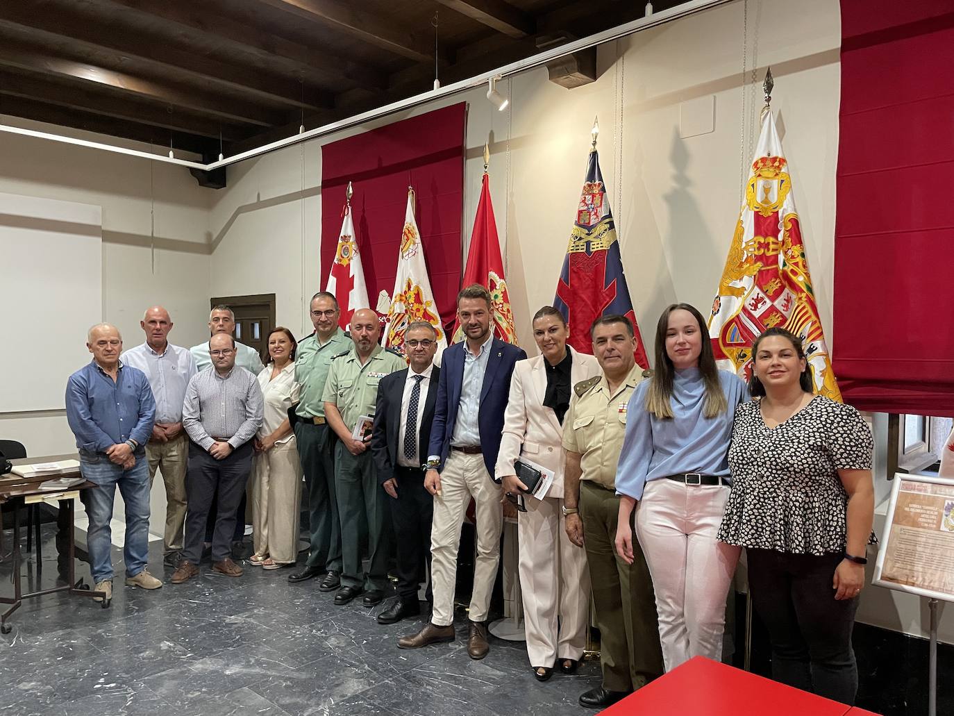 Auotridades asistentes a la inauguración de la exposición.
