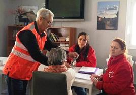 Gregorio Jiménez tomando la tensión a una persona mayor, acompañado de Vanessa y Tani.