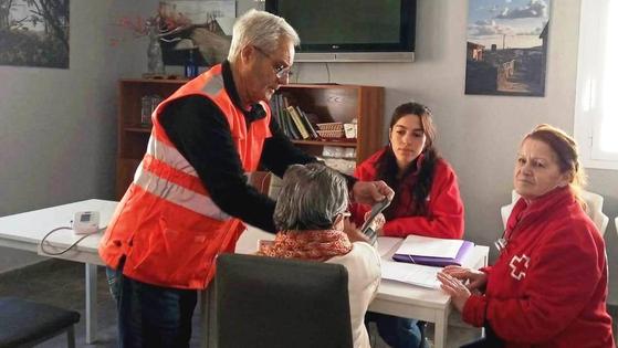 Los voluntarios jaraiceños de Cruz Roja toman la tensión a los mayores
