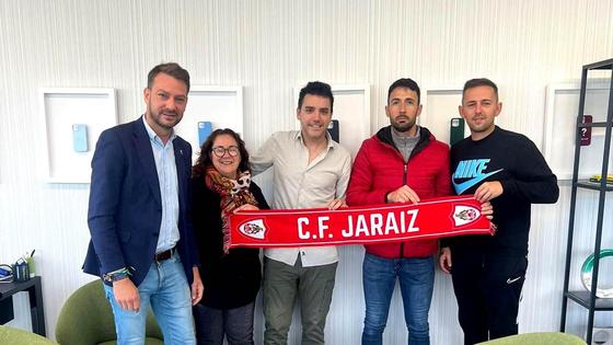 El autobús del Jaraíz lucirá a la Casa de las Carcasas como patrocinador