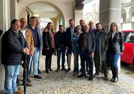 La consejera con el alcalde, concejales y agricultores.