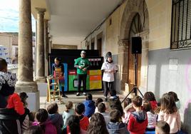 Escenificación del cuento en los soportales altos de la Plaza Mayor de Jaraíz.