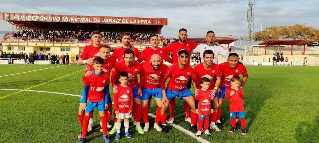 EL CF Jaraíz antes de comenzar el derbi comarcal.