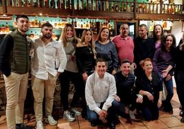 Foto de familia de la convivencia anual de los voluntarios jaraiceños de Cruz Roja.