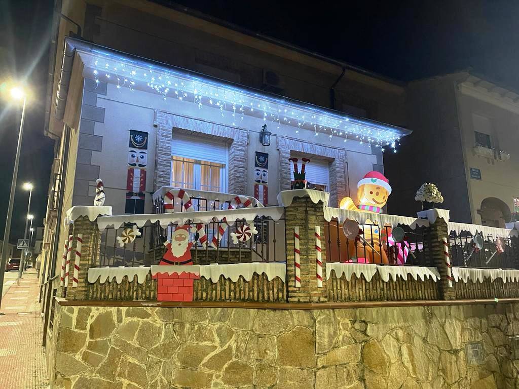 Una de las fachadas adornadas en la calle Rufino Villalobos.