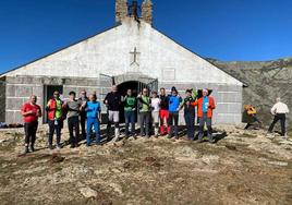 Los senderistas brindando tras coronar el refugio.