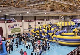 Niños y mayores disfrutando de la ciudad hinchable multiaventura.