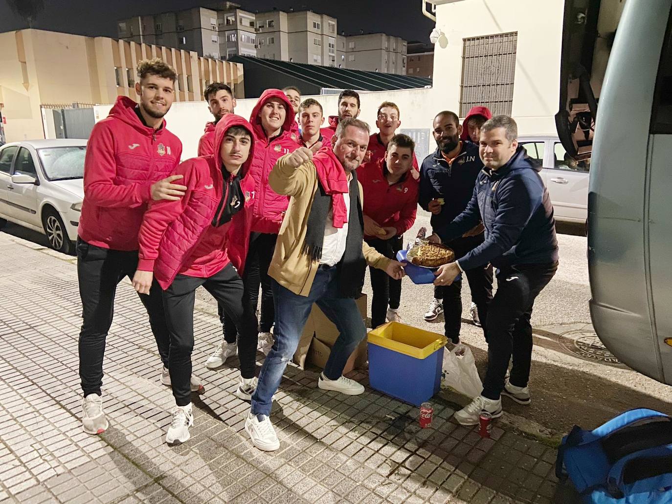 El equipo de Sergio Pacheco reponiendo fuerzas tras el partido y celebrando el cumpleaños de Rubén, degustando una tarta antes de emprender el viaje de regreso a Jaraíz de la Vera. 