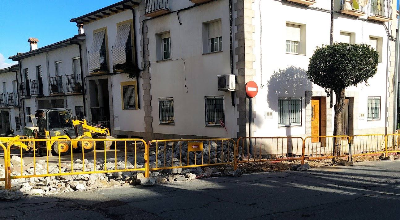 El último tramo de la calle de la Fuente cortado por obras