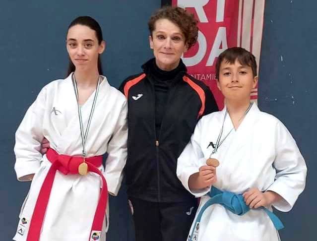 Eva Torralvo, Rosa Araujo (responsable del club) y Ernesto Marcos muestran las medallas.