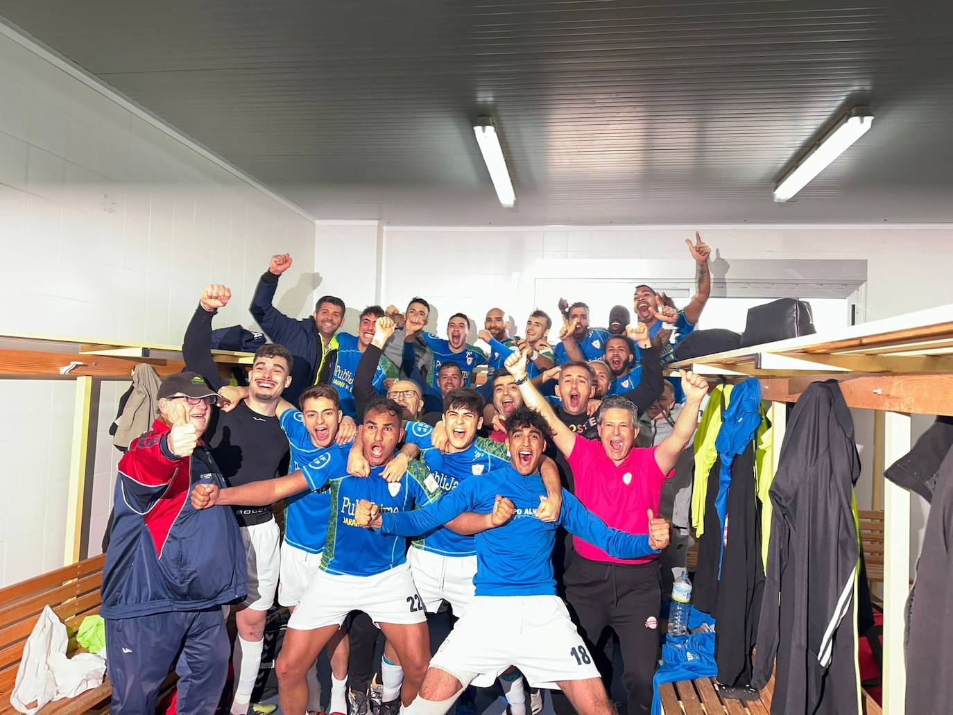 Los pimentoneros celebrado la victoria en el vestuario del municipal de Azuaga.