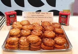 Latas de pimentón y perrunillas elaboradas con esta especia por el jaraiceño Valentín Muñoz.