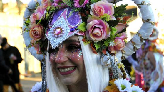 Ni la lluvia ni el frio pueden con el espectacular desfile de Carnaval