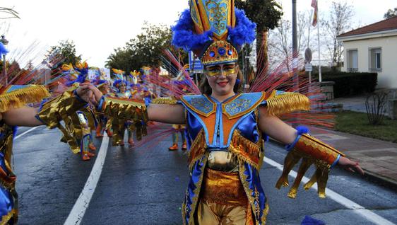 Con el día soleado, el segundo desfile de Carnaval, más apoteósico
