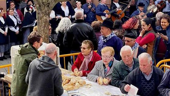 Hoy, reparto matinal de chorizos asados y espectáculo infantil vespertino